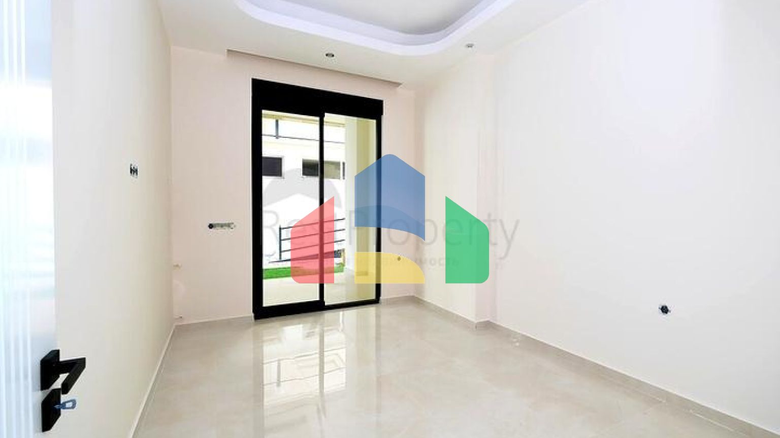 Світла квартира 1 + 1 з виходом в сад в розвиненому комплексі