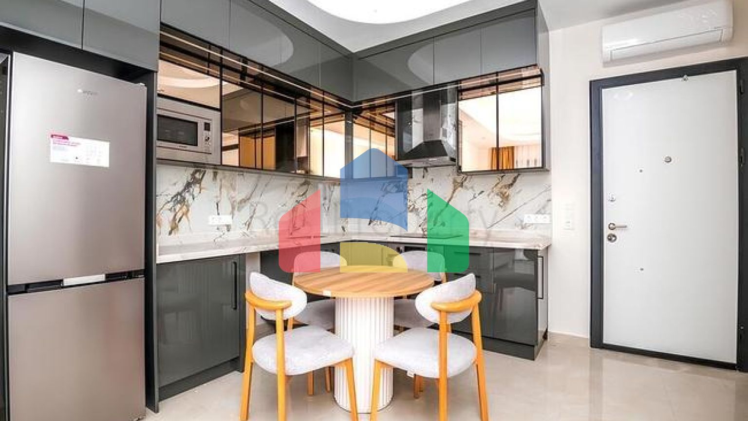 Сучасна мебльована квартира з розвиненою інфраструктурою в Махмутларі