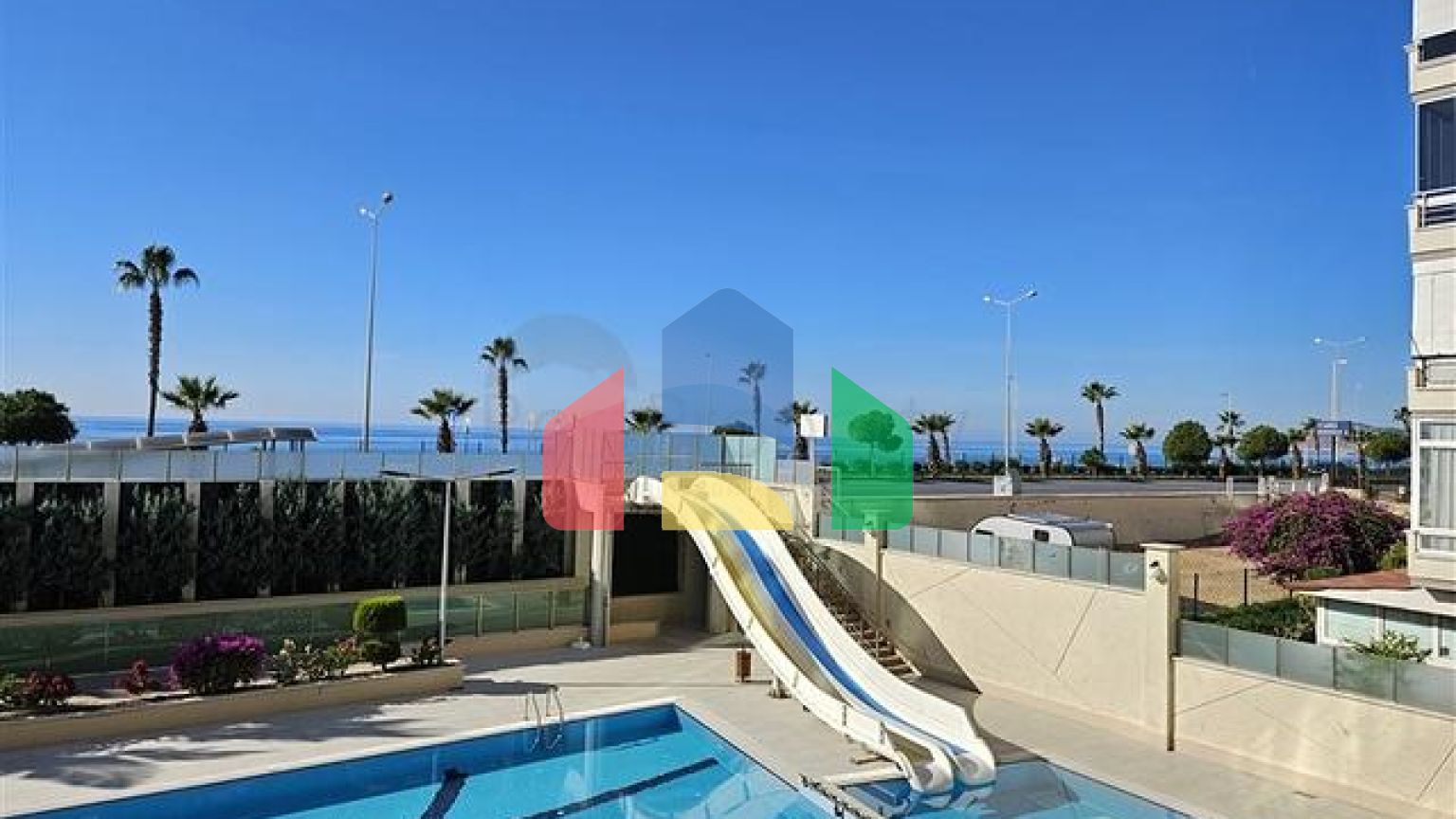 Двокімнатна квартира 1 + 1 з розвиненою інфраструктурою в районі Махмутлар