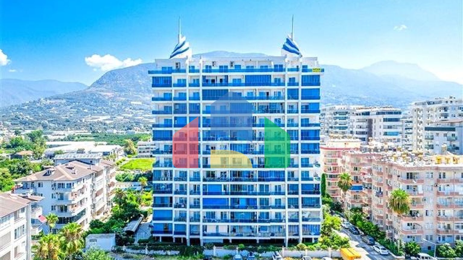 Світла квартира 1 + 1 на високому поверсі в районі Махмутлар