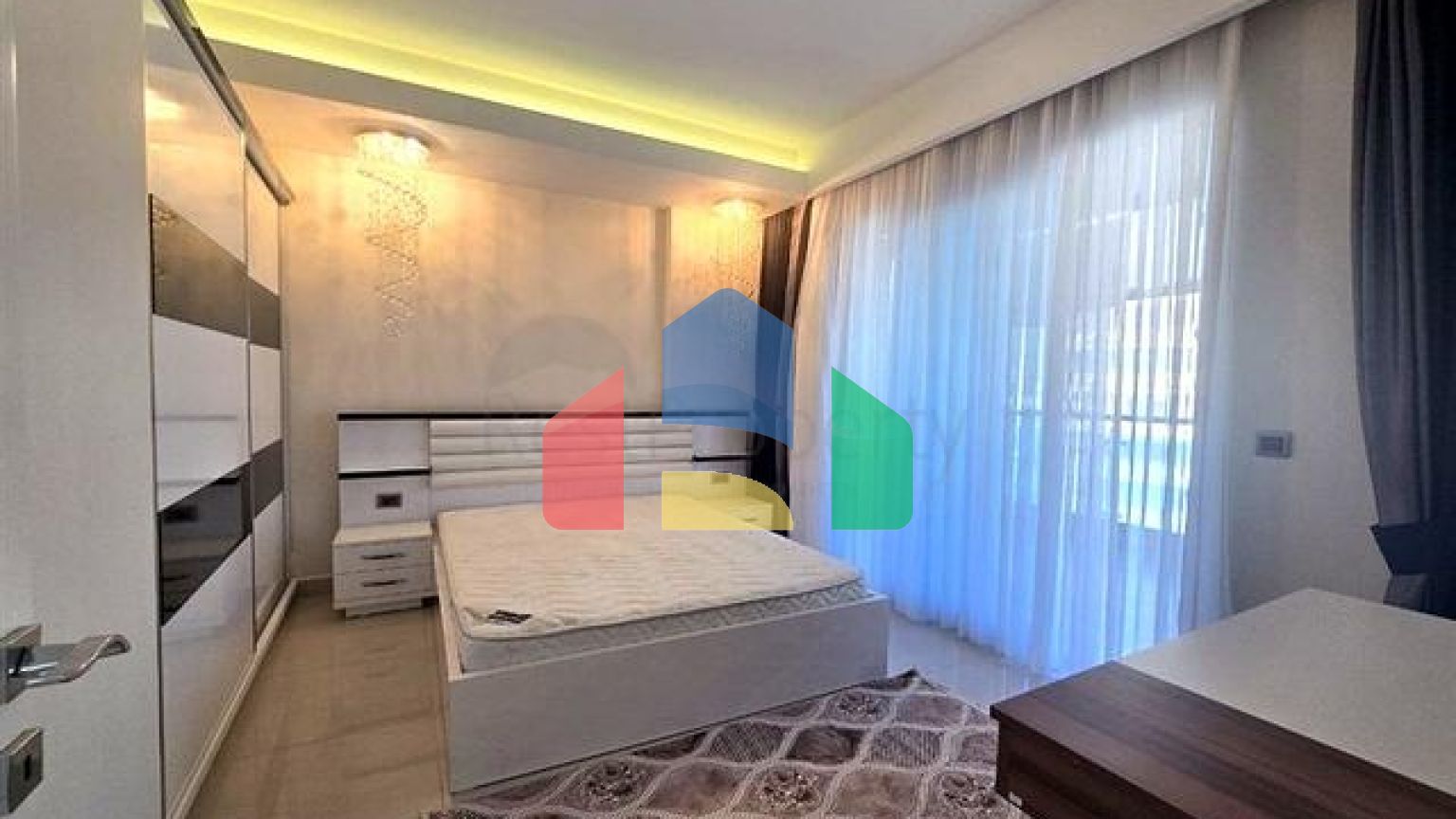 Світла квартира 1 + 1 на високому поверсі в районі Махмутлар