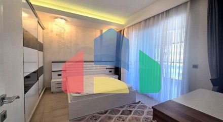 Світла квартира 1 + 1 на високому поверсі в районі Махмутлар