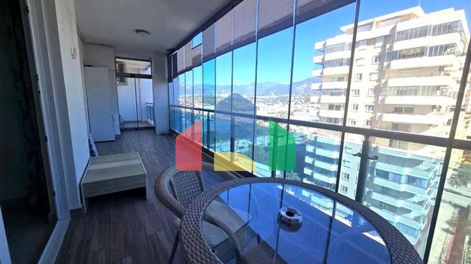 Світла квартира 1 + 1 на високому поверсі в районі Махмутлар