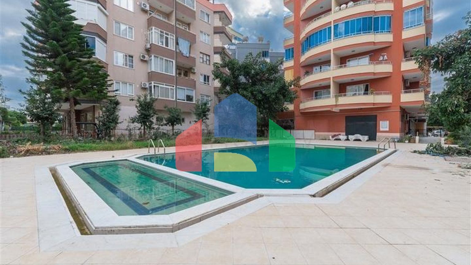 Трёхкомнатная квартира 2+1 с мебелью в центре района Махмутлар