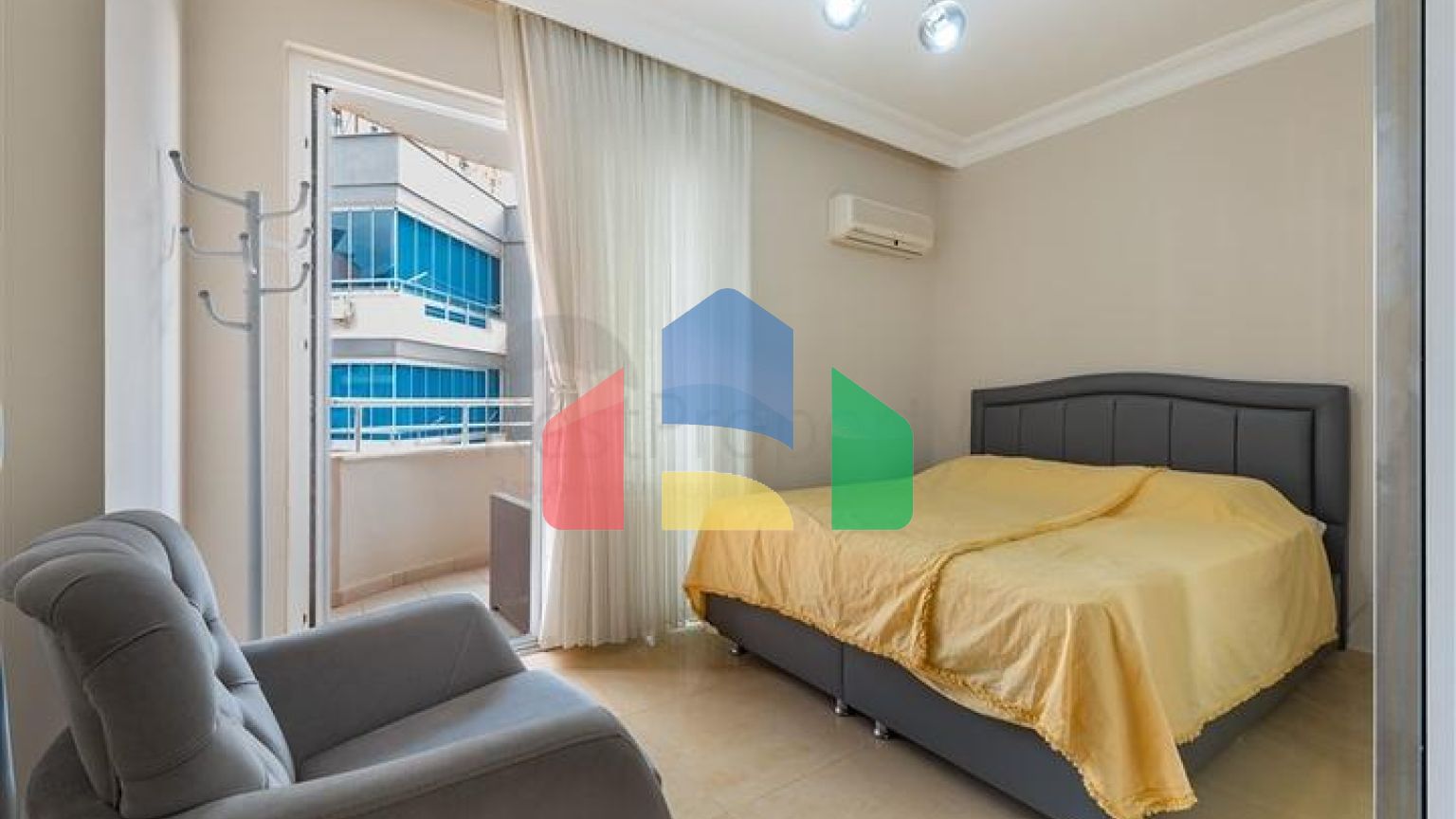 Трёхкомнатная квартира 2+1 с мебелью в центре района Махмутлар