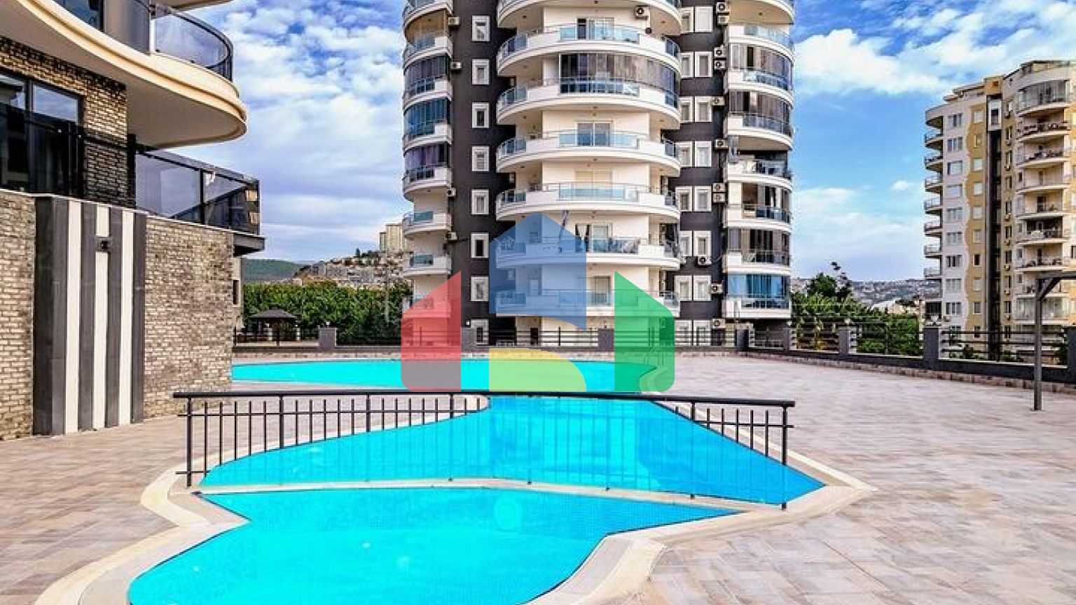 Просторная квартира 2+1 в современном комплексе в Махмутларе