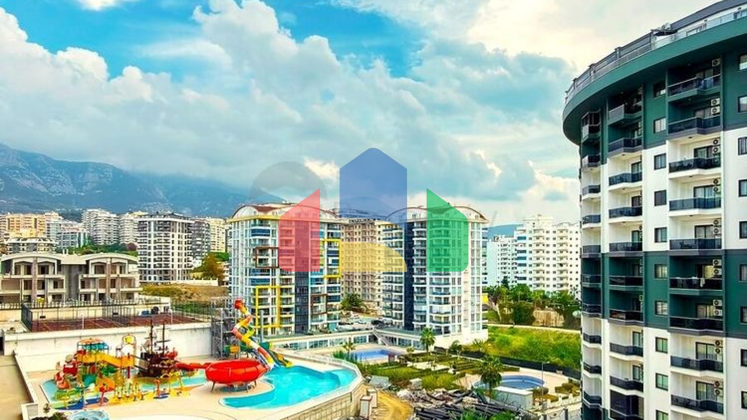 Просторная квартира с современным дизайном в Махмутларе