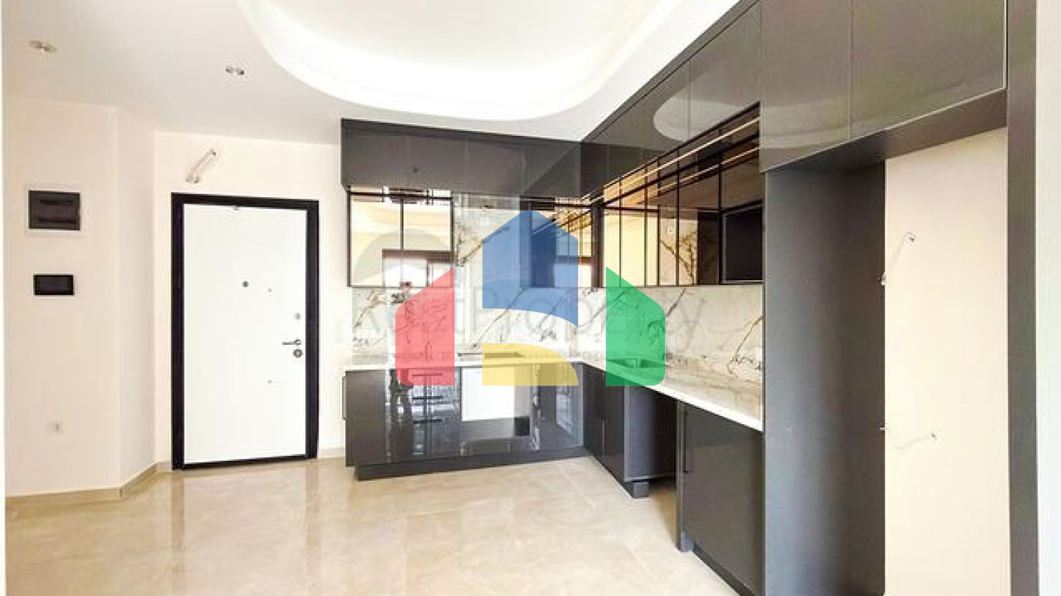 Просторная квартира с современным дизайном в Махмутларе