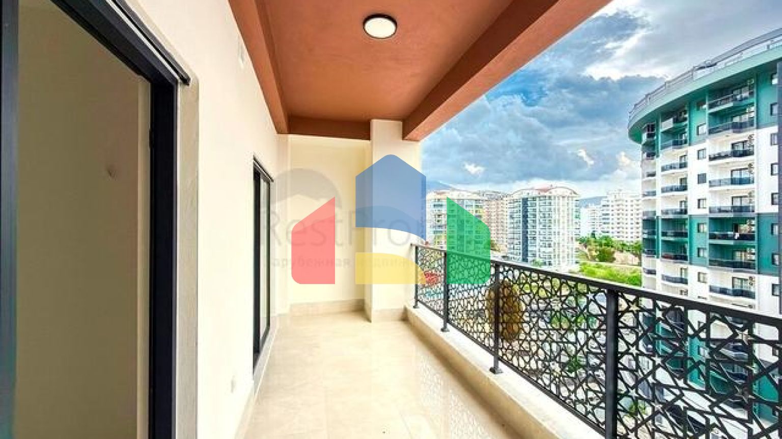 Просторная квартира с современным дизайном в Махмутларе