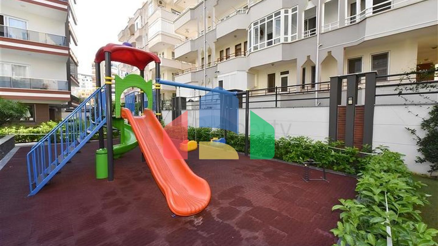 Квартира 2+1 в районе Махмутлар с отдельной кухней в современном комплексе