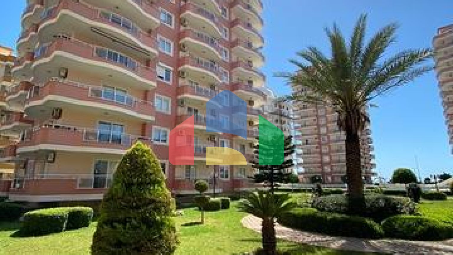 Трёхкомнатная квартира с большой площадью и развитой инфраструктурой в районе Махмутлар