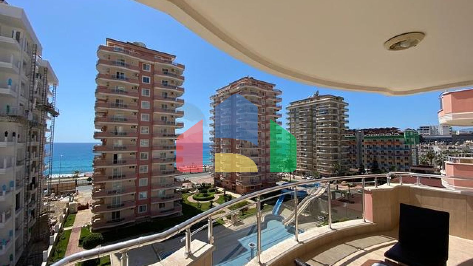 Трёхкомнатная квартира с большой площадью и развитой инфраструктурой в районе Махмутлар