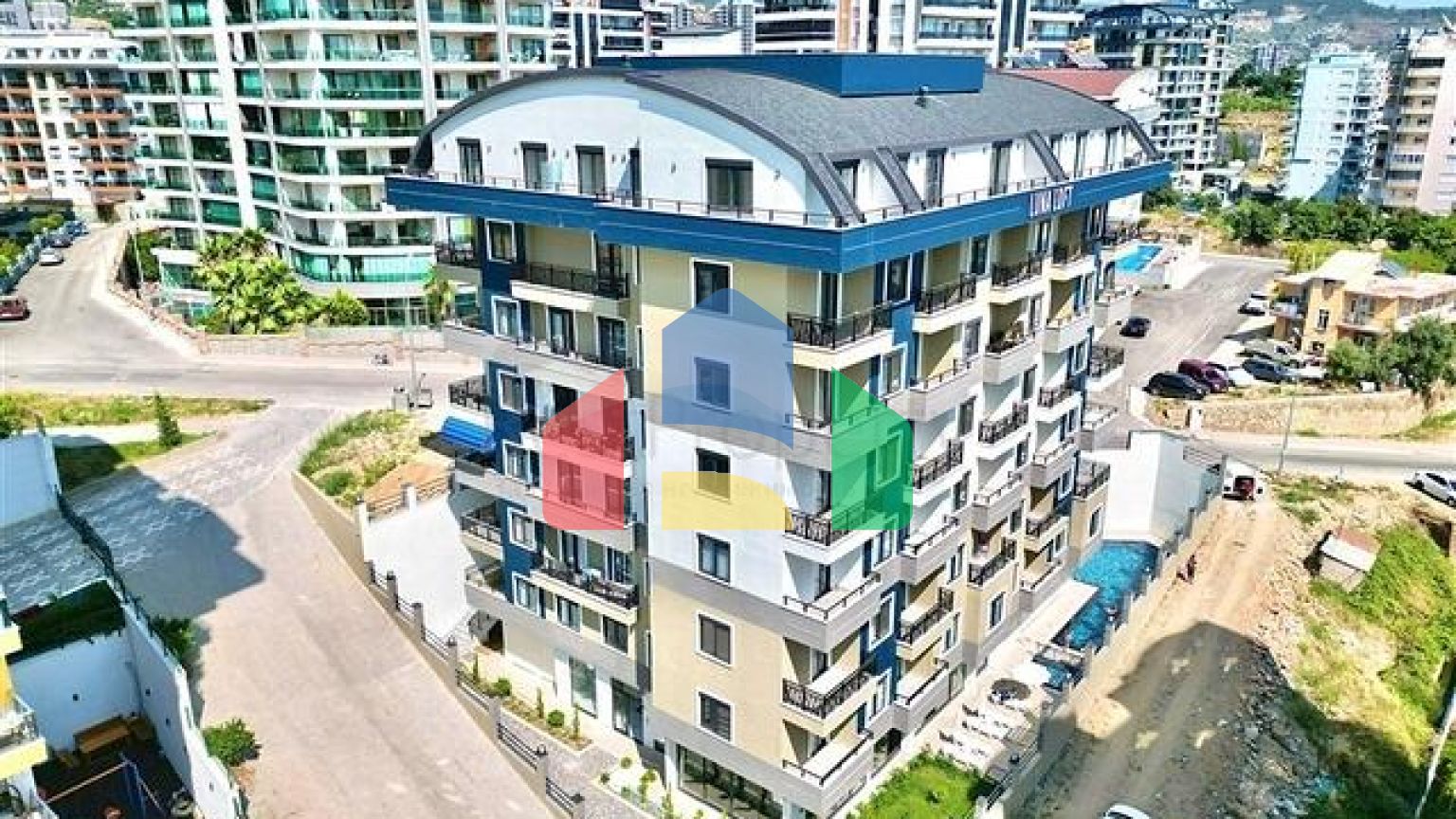 Затишна квартира 1 + 1 в сучасному будинку в Махмутларі