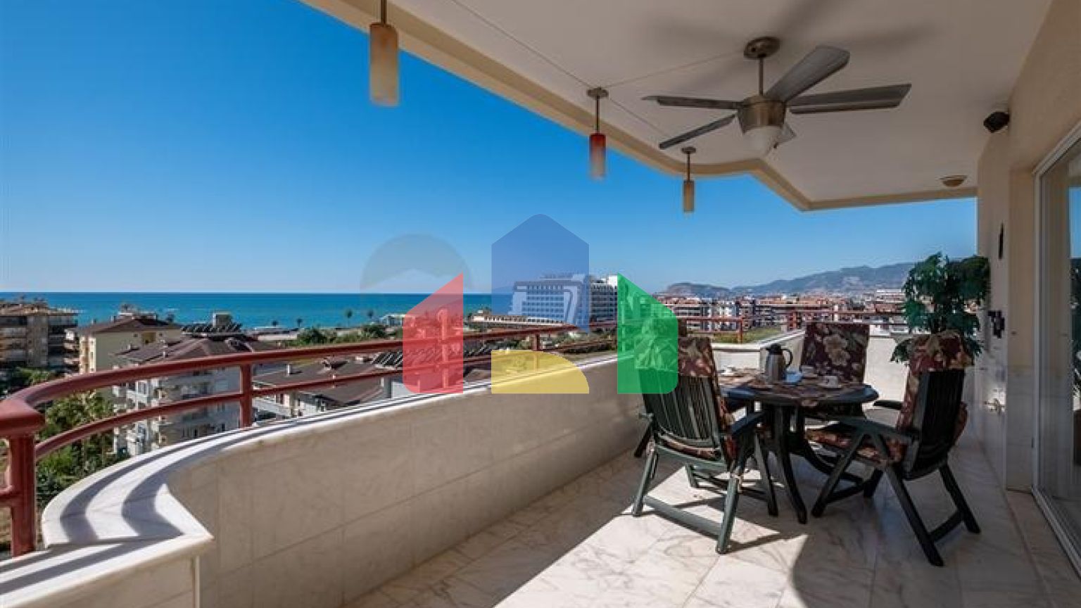 Двухкомнатная квартира с удобной планировкой в районе Махмутлар