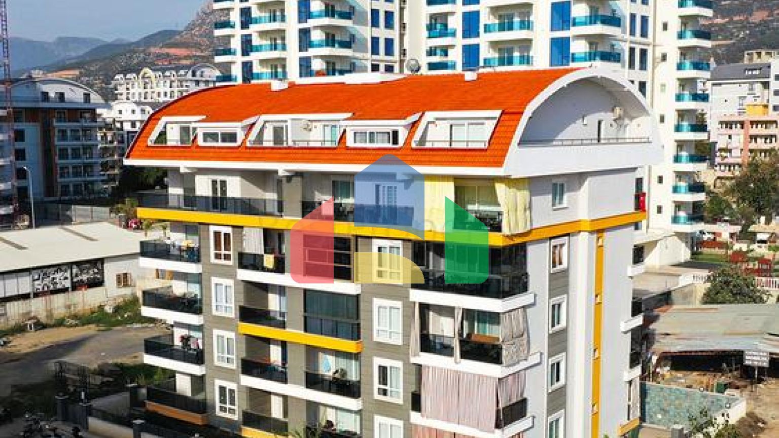 Просторный пентхаус 3+1 с террасой в современном комплексе рядом с морем в Махмутларе