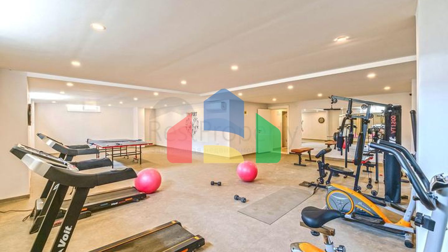 Просторный пентхаус 3+1 с террасой в современном комплексе рядом с морем в Махмутларе