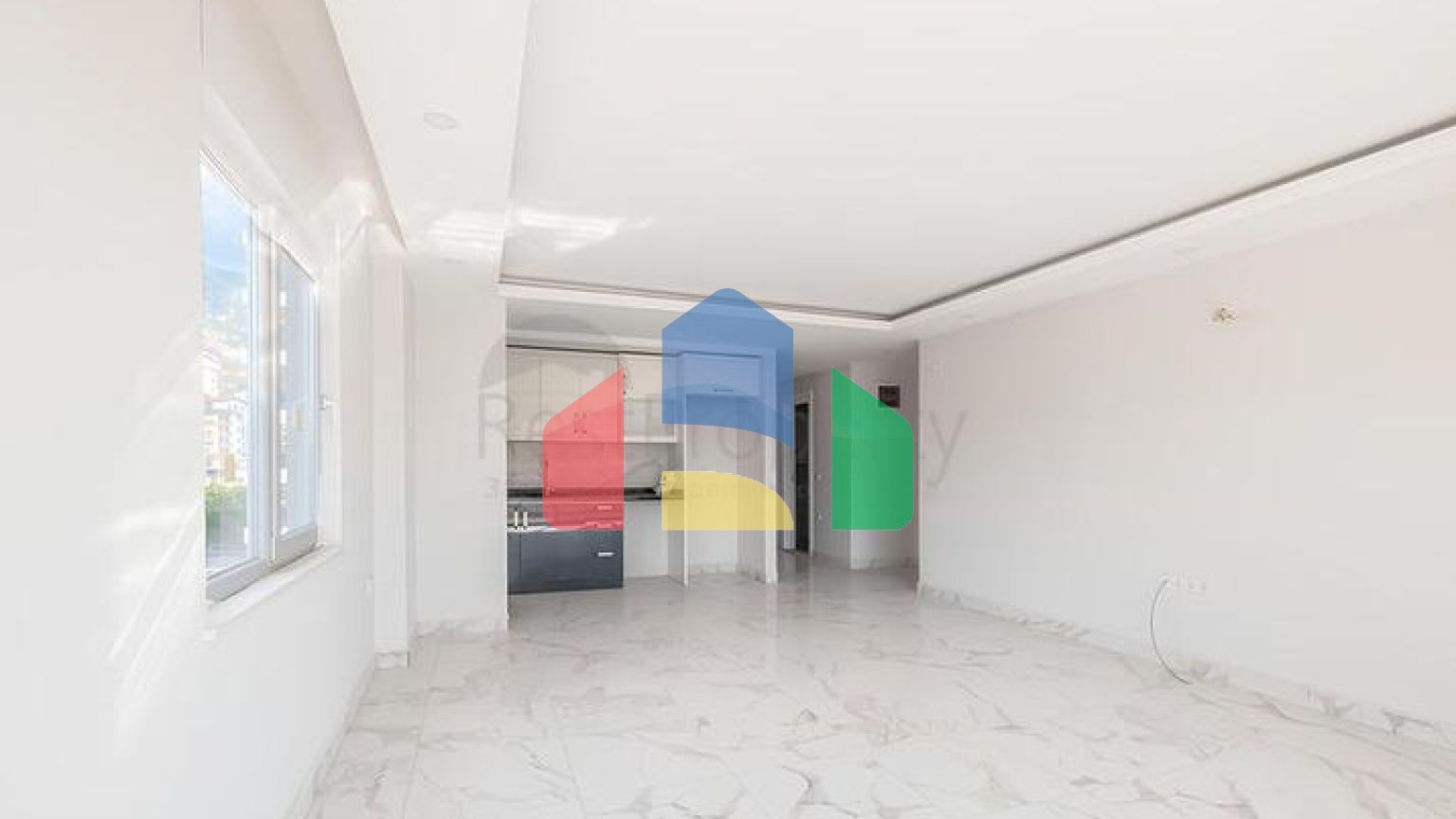 Просторный пентхаус 3+1 с террасой в современном комплексе рядом с морем в Махмутларе