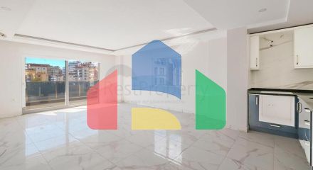 Просторный пентхаус 3+1 с террасой в современном комплексе рядом с морем в Махмутларе