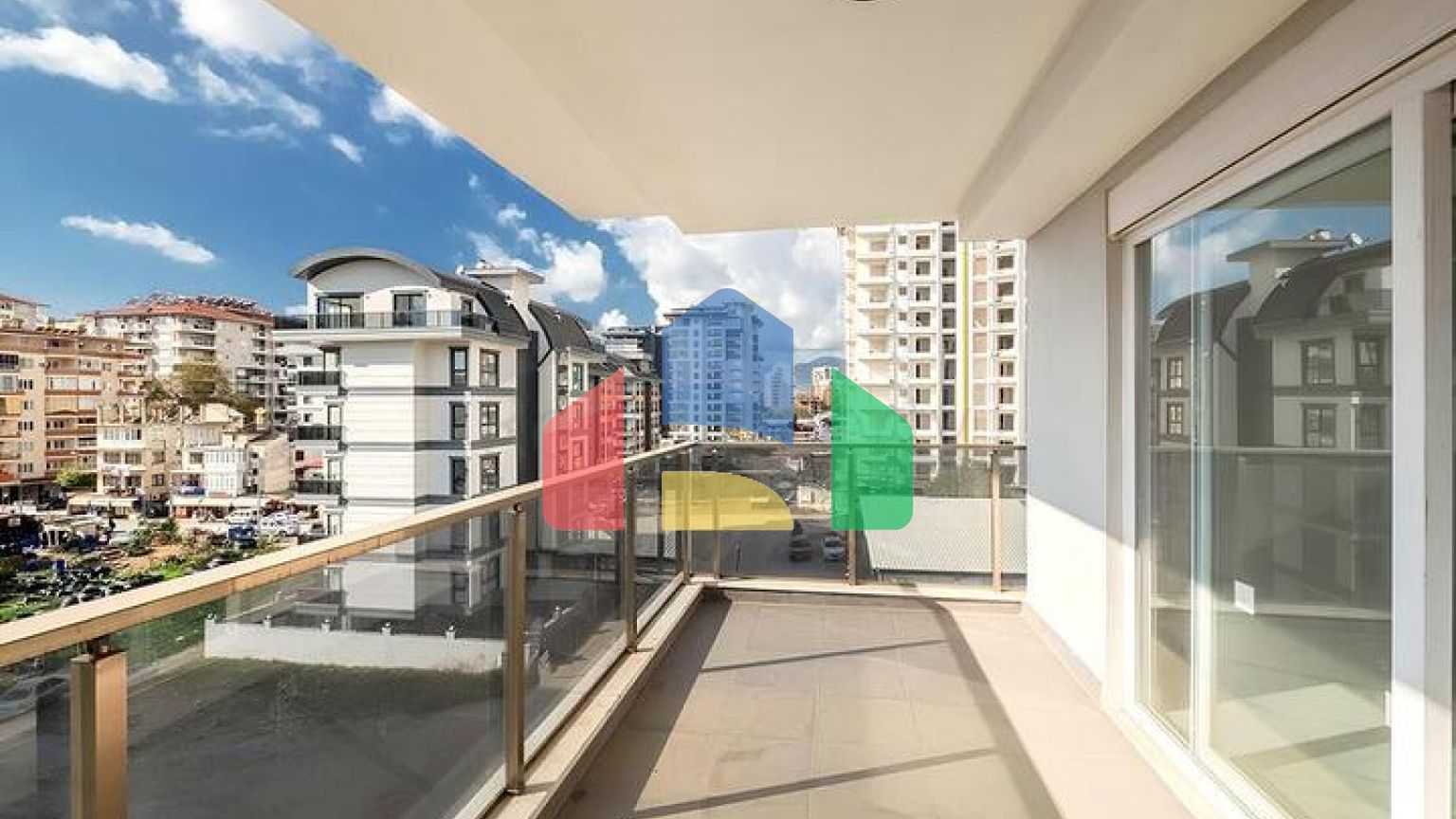 Просторный пентхаус 3+1 с террасой в современном комплексе рядом с морем в Махмутларе