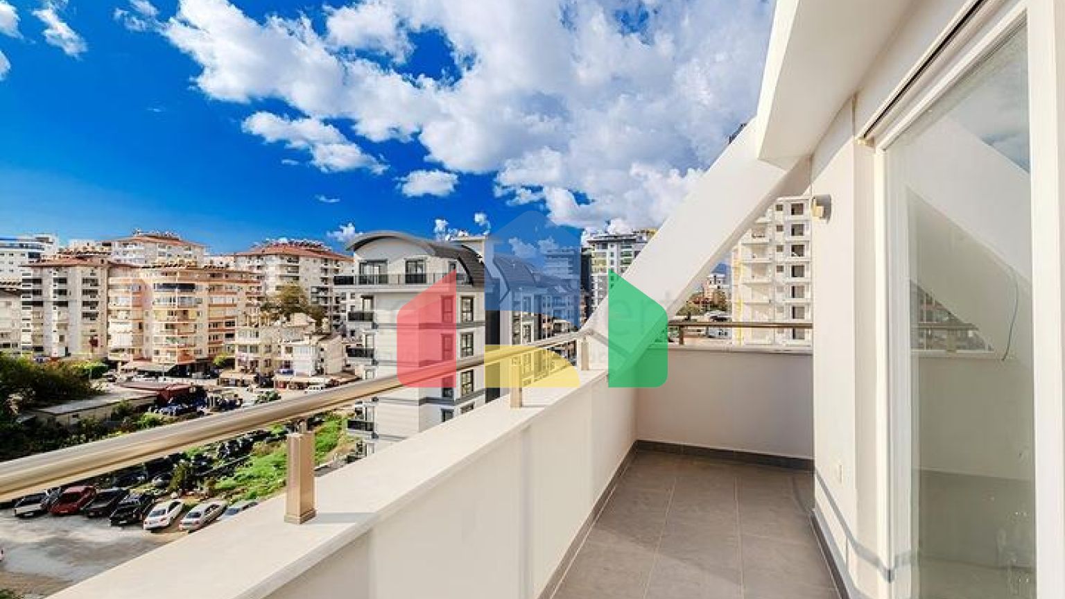 Просторный пентхаус 3+1 с террасой в современном комплексе рядом с морем в Махмутларе