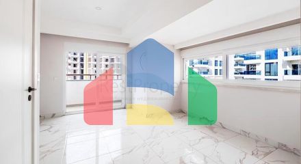 Просторный пентхаус 3+1 с террасой в современном комплексе рядом с морем в Махмутларе