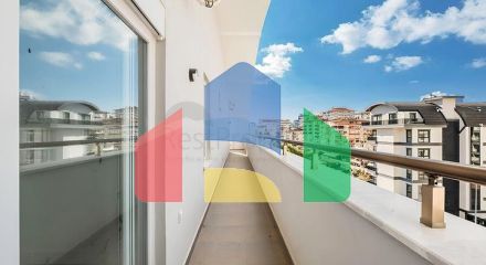 Просторный пентхаус 3+1 с террасой в современном комплексе рядом с морем в Махмутларе