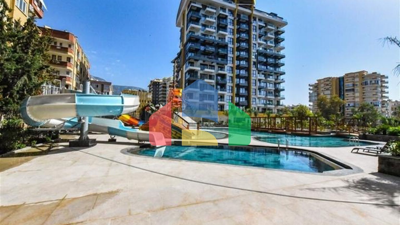 Стильная меблированная квартира с богатой инфраструктурой рядом с морем