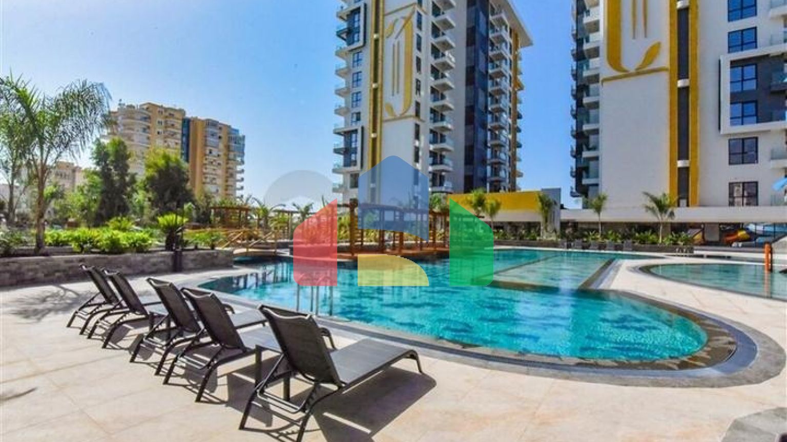 Стильная меблированная квартира с богатой инфраструктурой рядом с морем