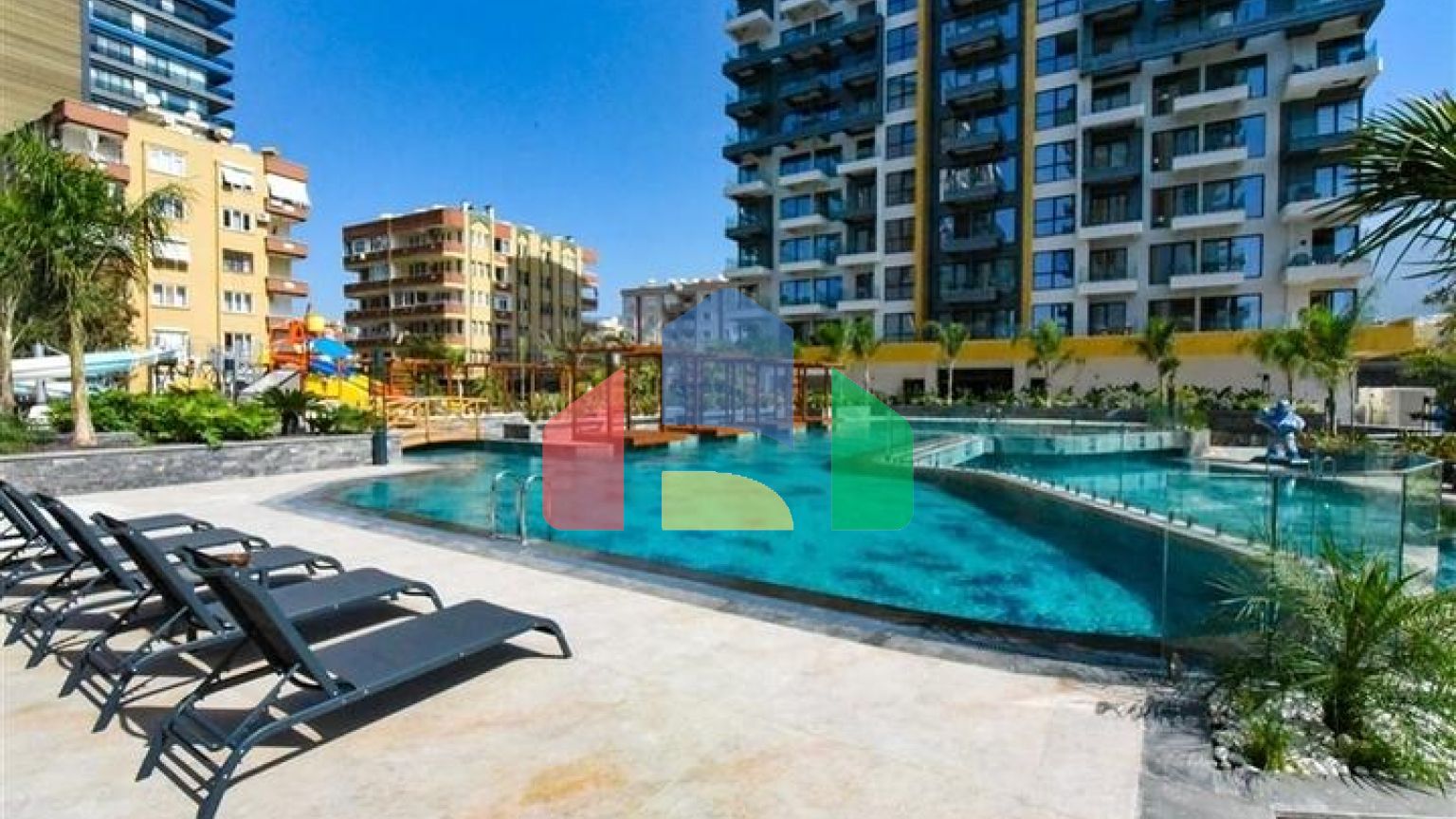 Стильная меблированная квартира с богатой инфраструктурой рядом с морем