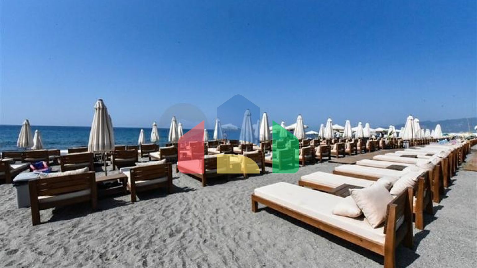 Стильная меблированная квартира с богатой инфраструктурой рядом с морем