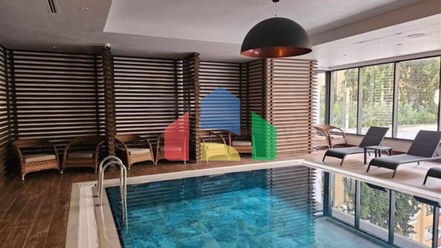 Стильная меблированная квартира с богатой инфраструктурой рядом с морем