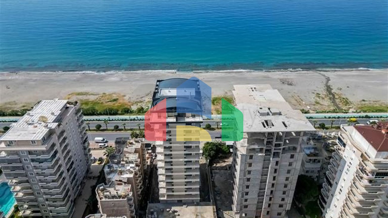 Квартира с современным дизайном рядом с морем в Махмутларе