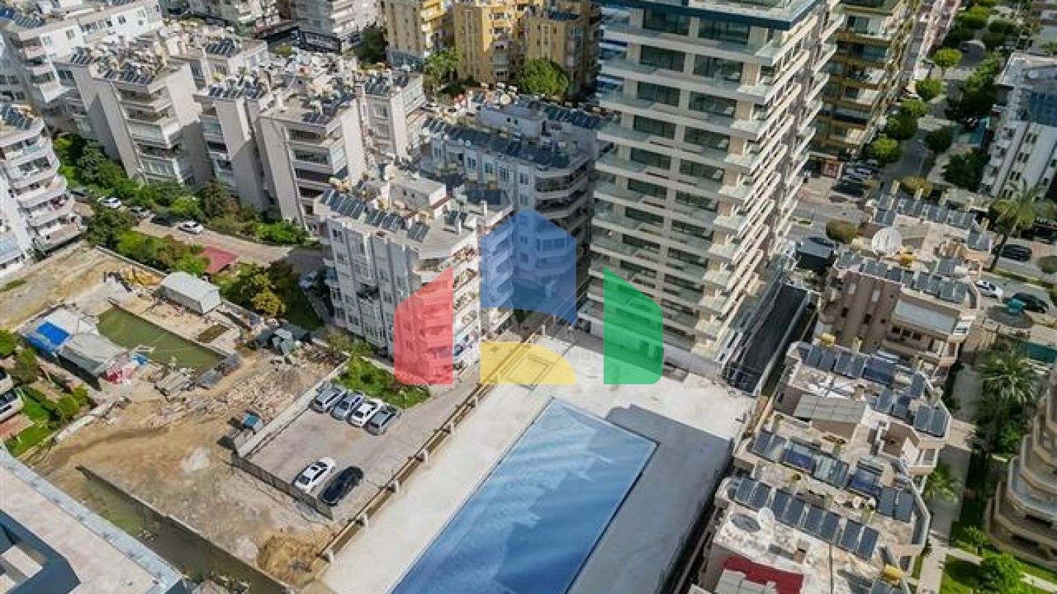 Квартира с современным дизайном рядом с морем в Махмутларе