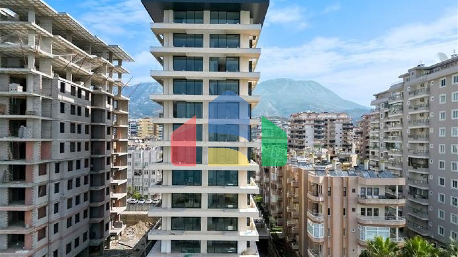 Квартира с современным дизайном рядом с морем в Махмутларе