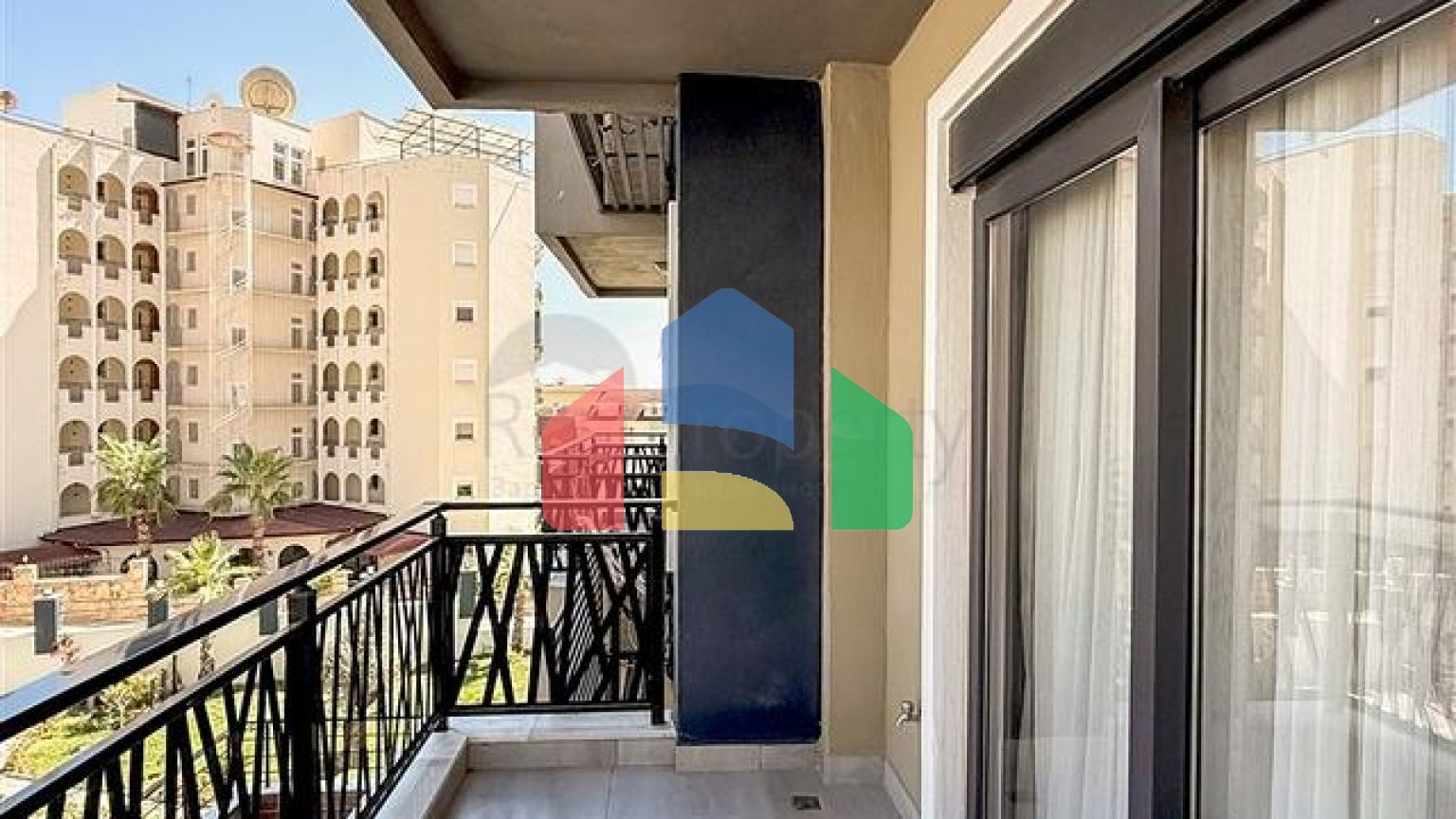 Просторий мебльований дуплекс з терасою і видом на море в сучасному житловому комплексі