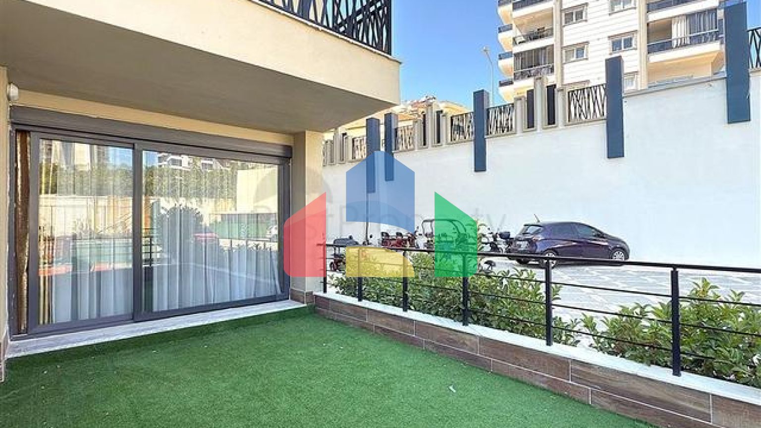 Просторий мебльований дуплекс з терасою і видом на море в сучасному житловому комплексі