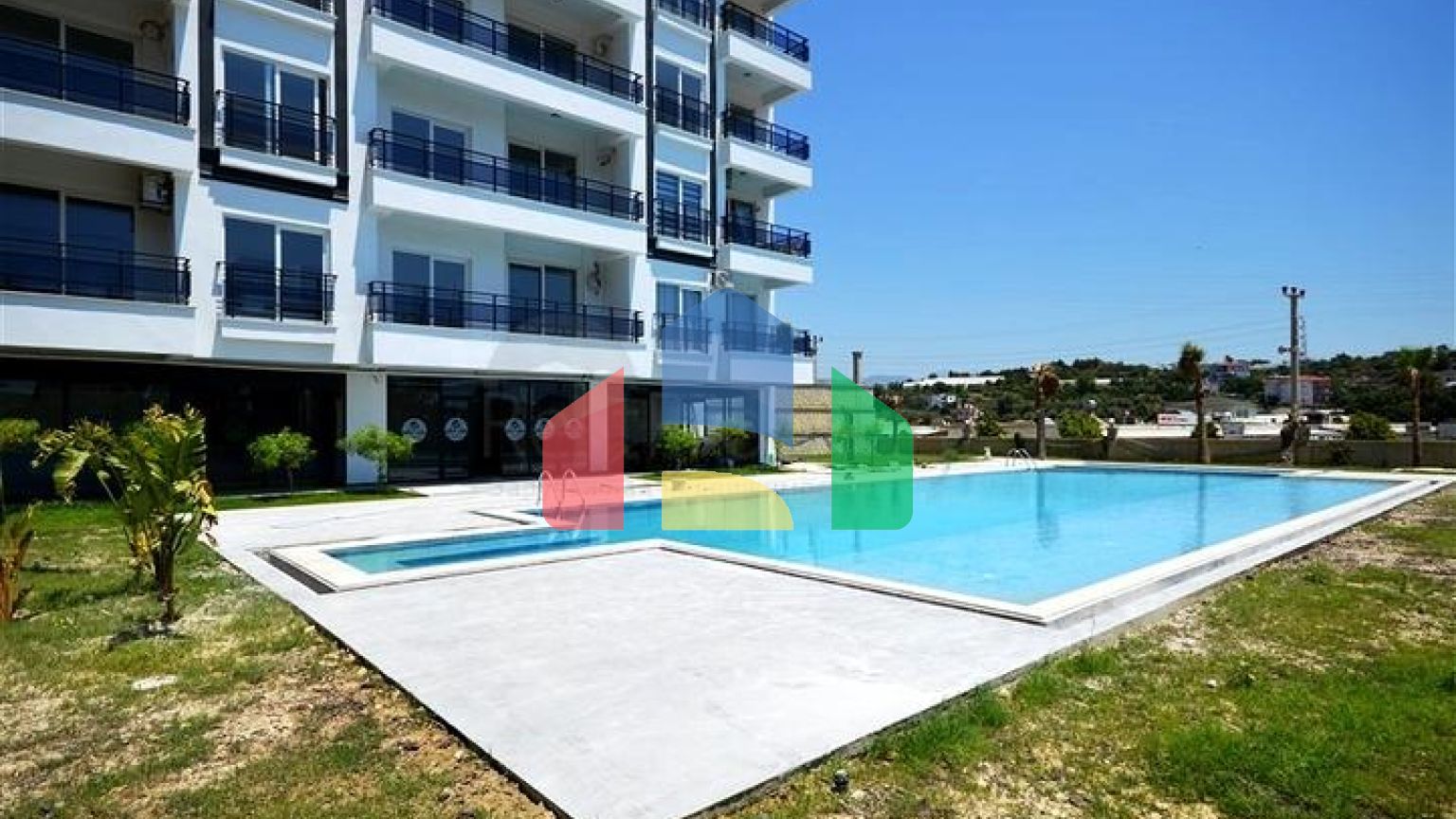 Меблированная двухкомнатная квартира планировки 1+1