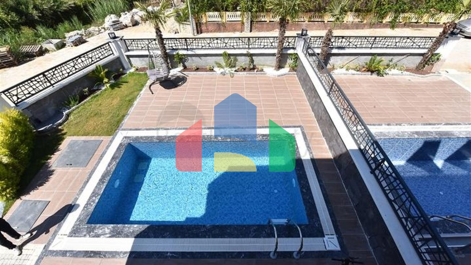 Вілла з басейном в районі Авсаллар