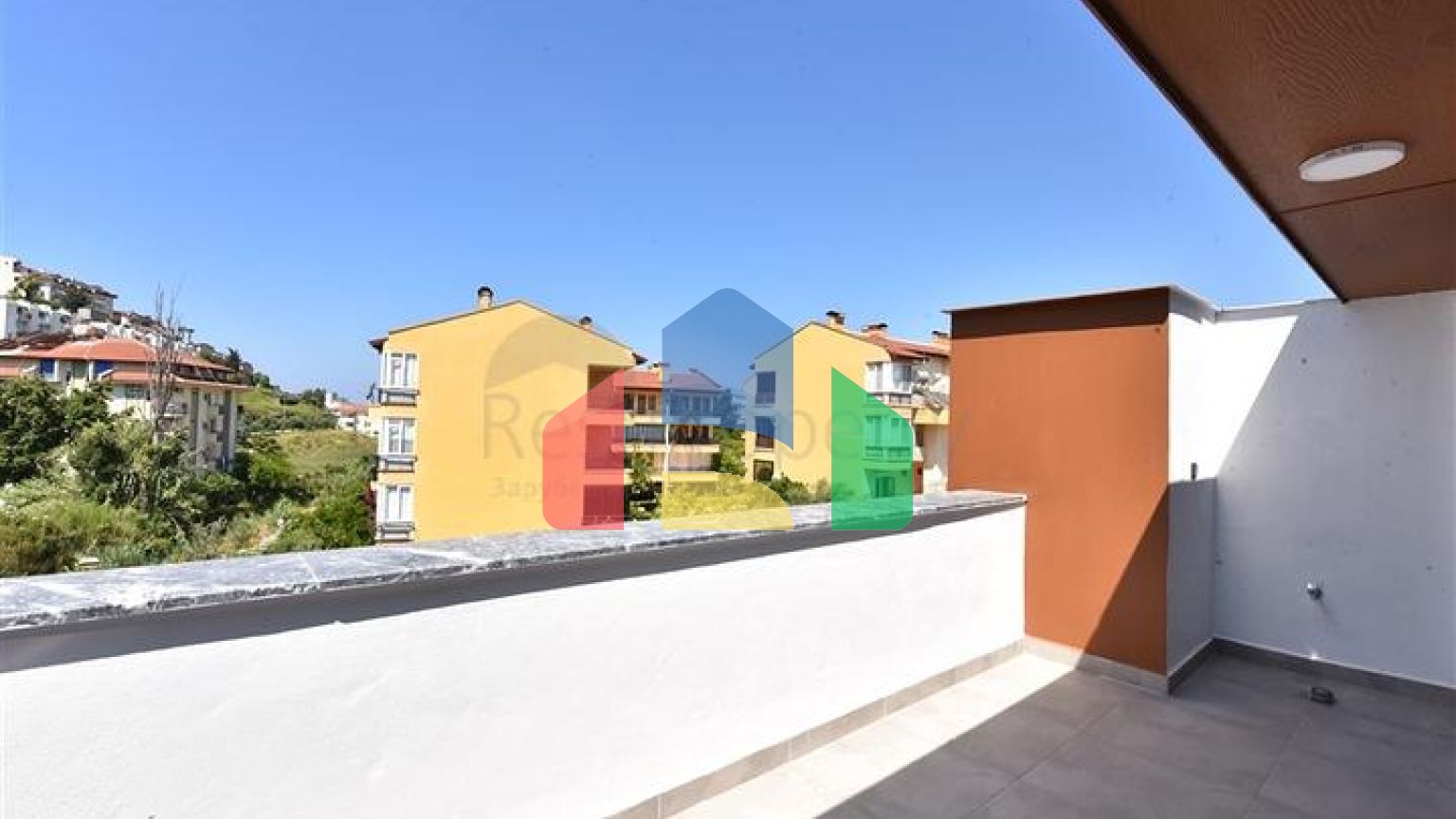 Вілла з басейном в районі Авсаллар