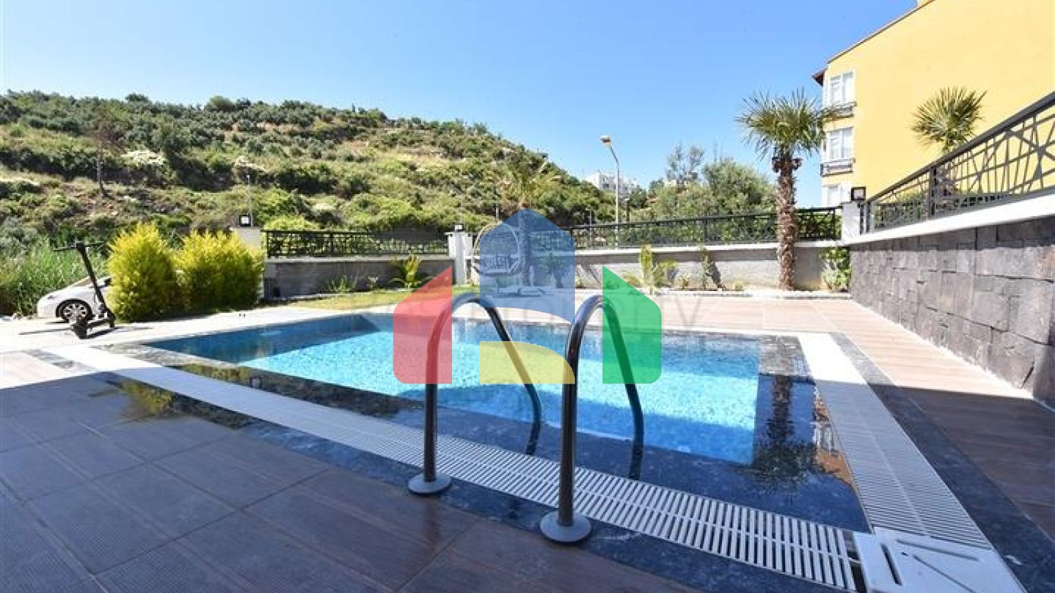 Вілла з басейном в районі Авсаллар