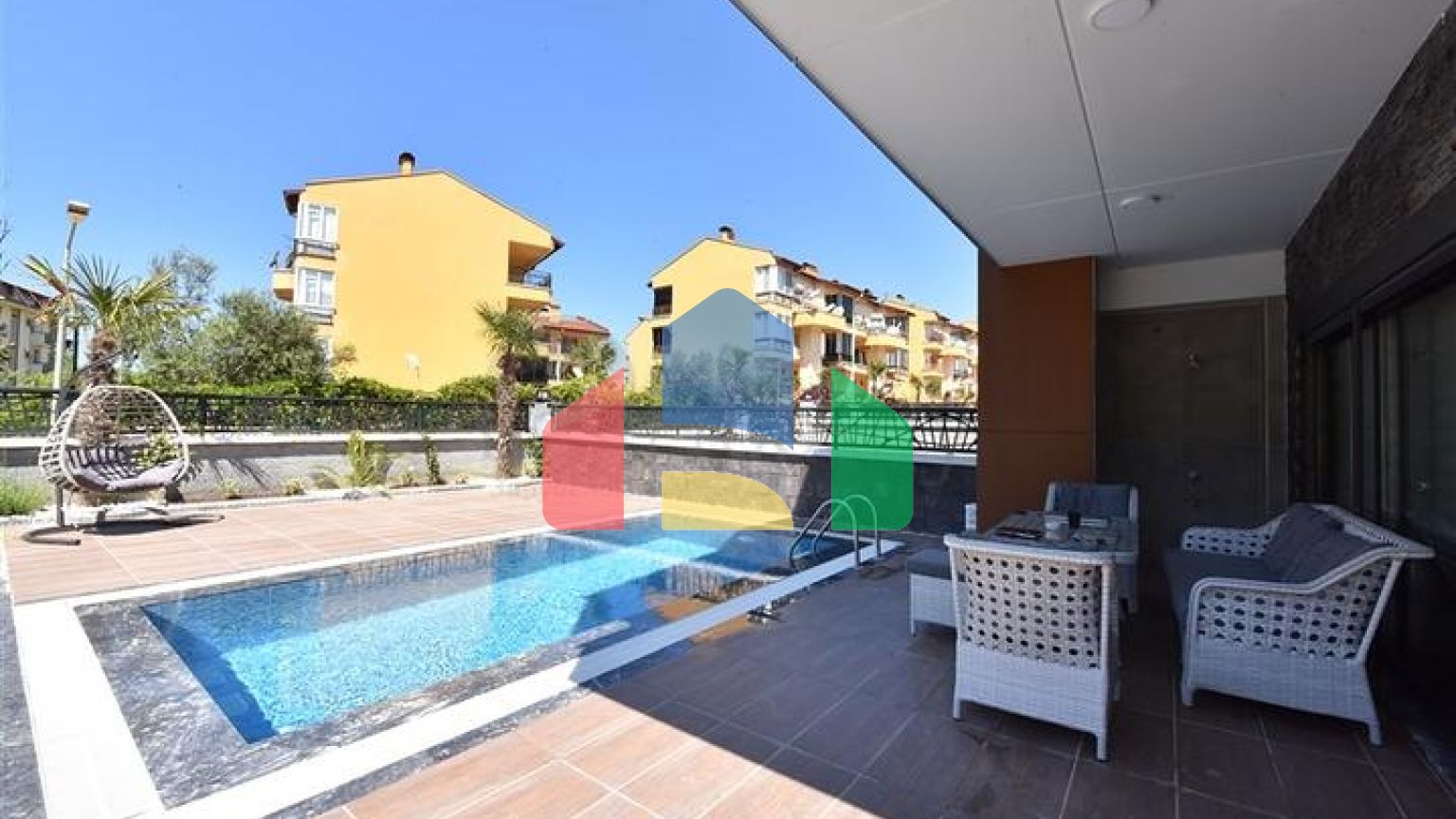 Вілла з басейном в районі Авсаллар