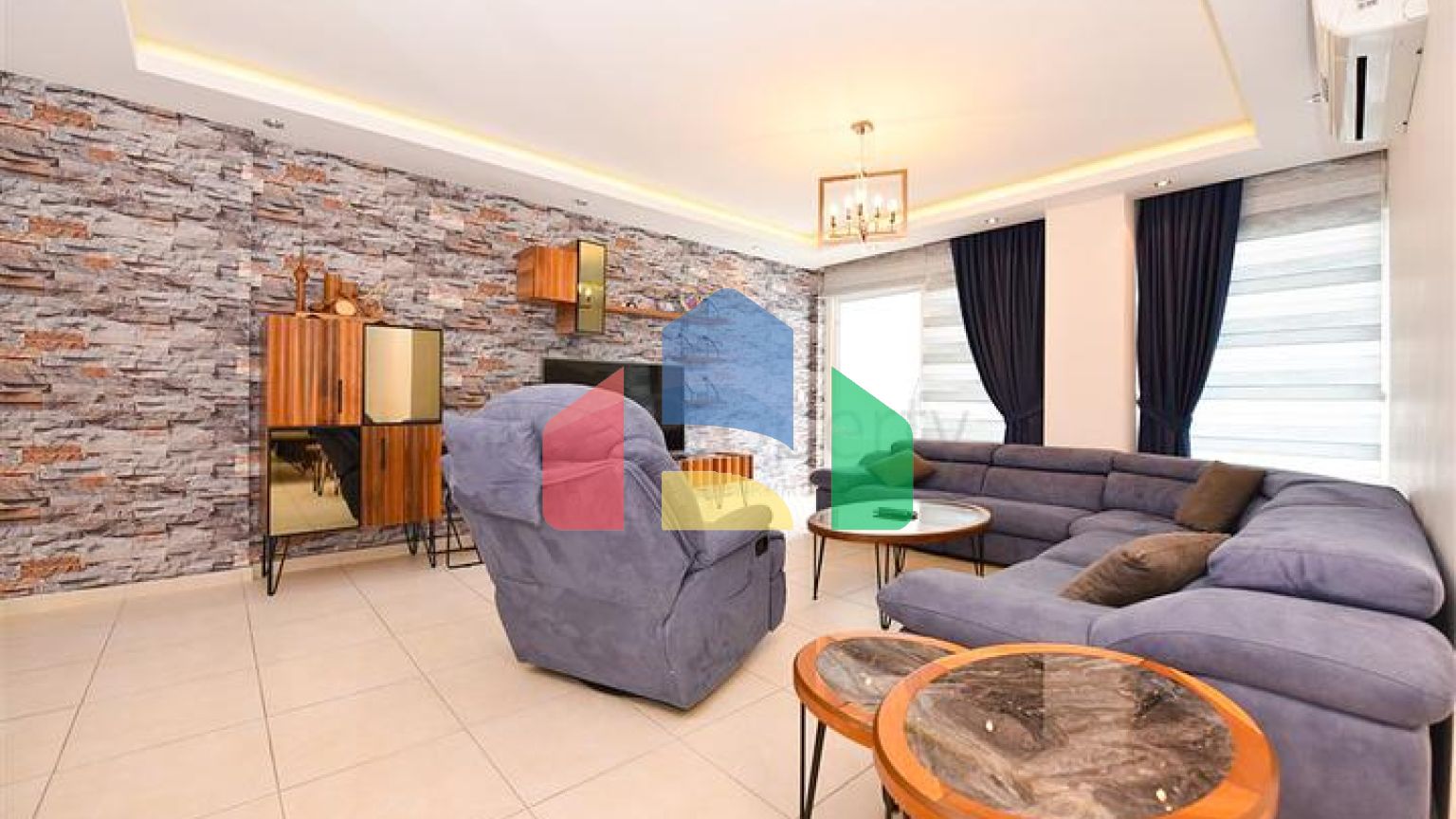 Простора квартира 4 + 1 в районі Авсаллар