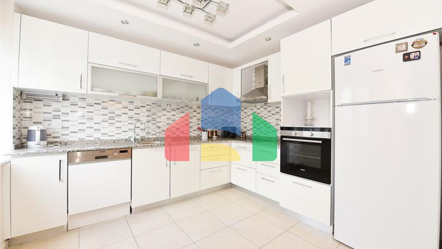 Простора квартира 4 + 1 в районі Авсаллар