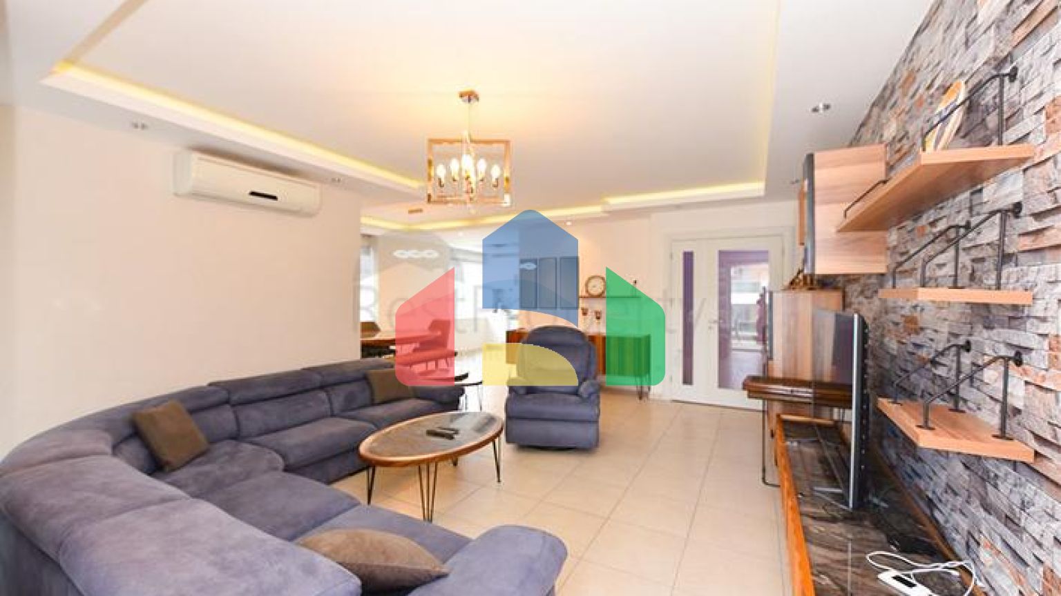 Простора квартира 4 + 1 в районі Авсаллар