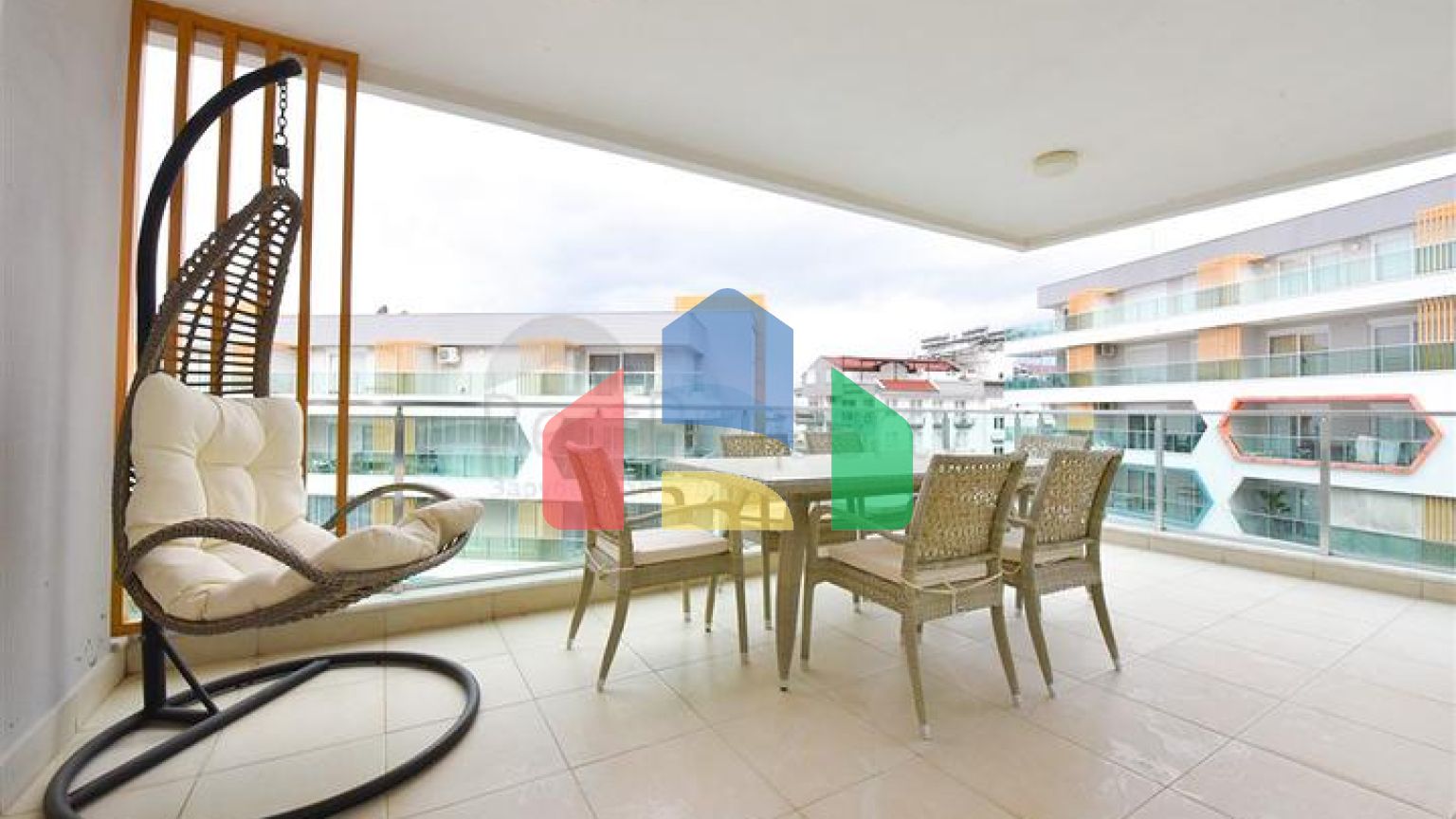 Простора квартира 4 + 1 в районі Авсаллар