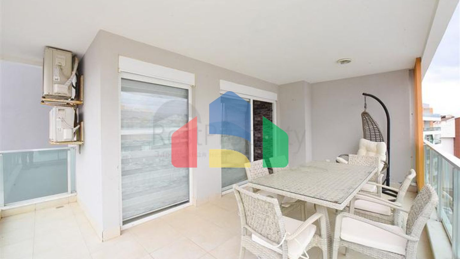 Простора квартира 4 + 1 в районі Авсаллар