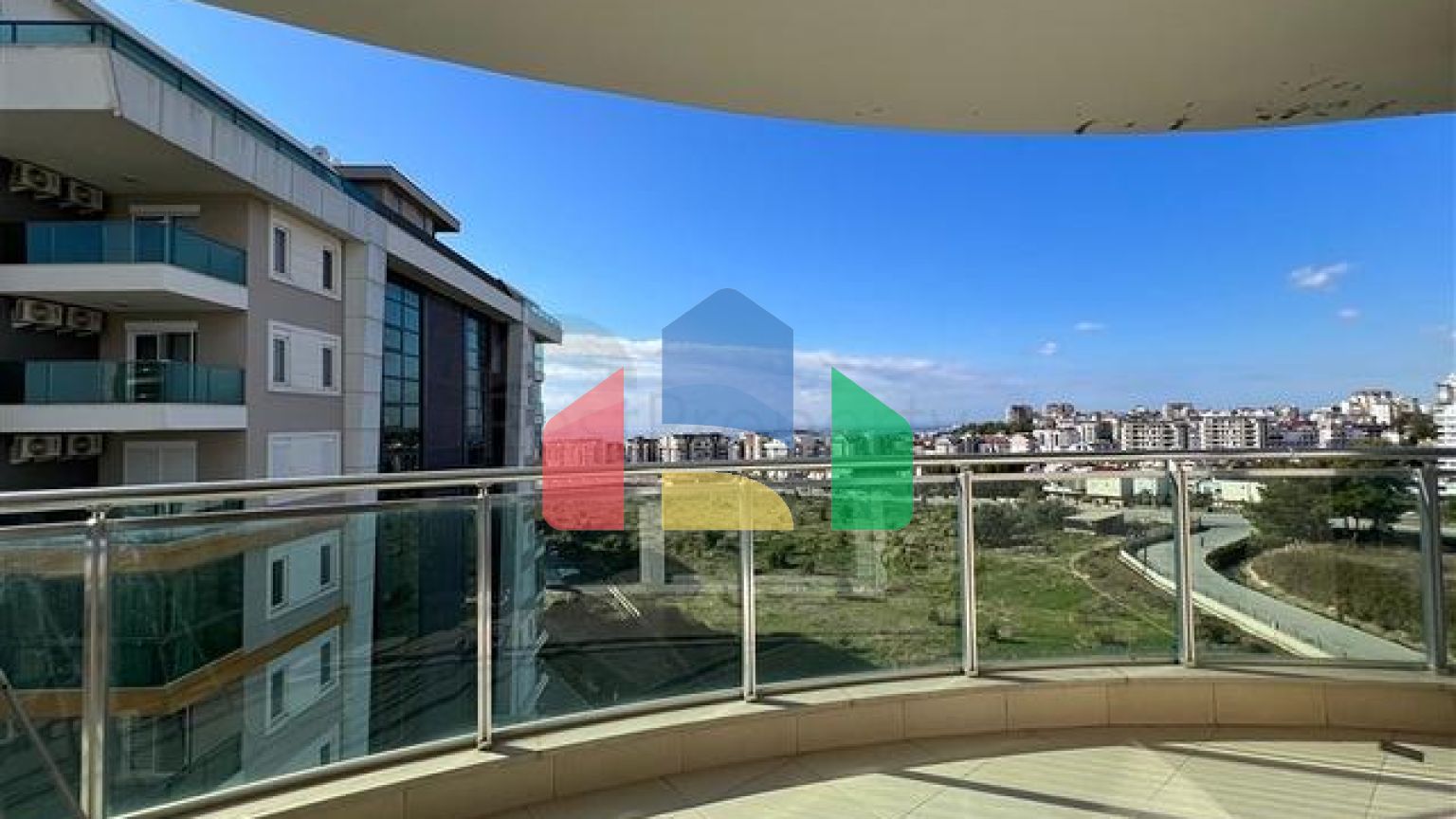 Просторі апартаменти 2 + 1 з готельною інфраструктурою