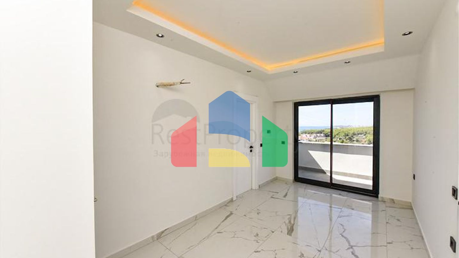 Трехкомнатный пентхаус с видом на хвойные леса и Средиземное море