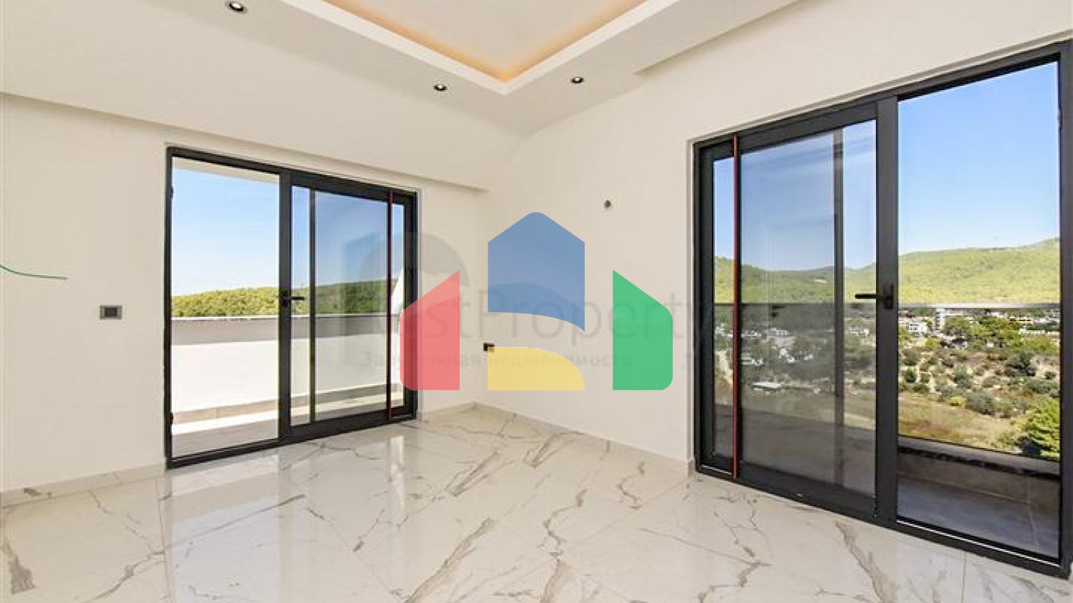 Трехкомнатный пентхаус с видом на хвойные леса и Средиземное море