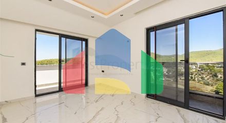 Трехкомнатный пентхаус с видом на хвойные леса и Средиземное море